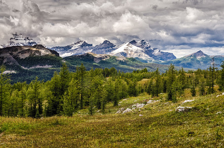 狂放文人摄影照片_狂放的风景山脉视图，班夫国家公园，加拿大