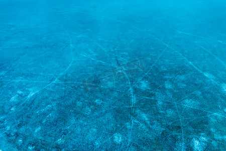 冰冻背景摄影照片_冰冻湖面冰冷冬季蓝色背景抽象纹理图案季节