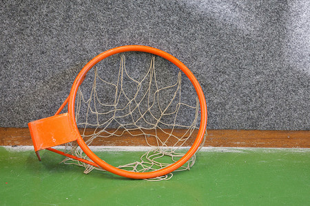 有网的老篮球筐
