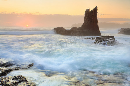 石凯摄影照片_太阳从地平线上瞥见凯马大教堂岩石 (Cathedral Rock Kiama)