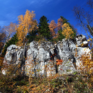 与岩石的秋天风景
