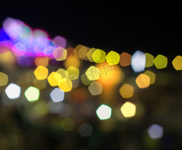 黄色发光灯笼摄影照片_抽象的黄色和紫色夜灯