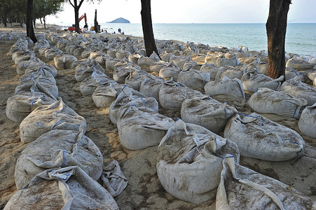 沿宋卡海滩的沙袋，以防止猛烈的海浪