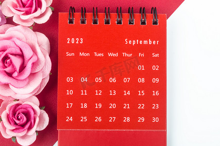红色 2023 年 9 月 2023 年月度台历，带粉红玫瑰。