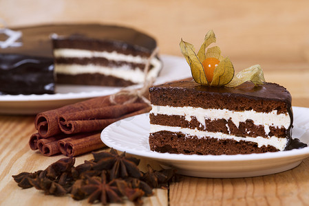 盘子里放着冬樱桃的巧克力蛋糕