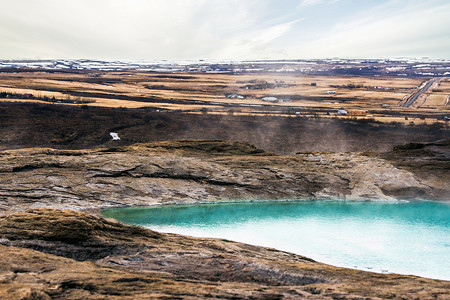 冰岛的 Geysir 间歇泉与蒸汽水