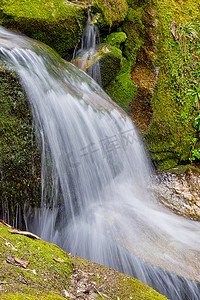 荒野山林摄影照片_瀑布，山林小径，安纳布尔纳峰保护区，喜马拉雅山，尼泊尔