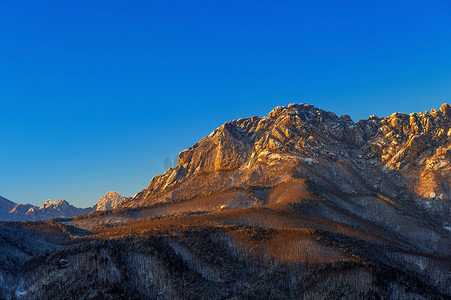 冬季，韩国雪岳山的蔚山巴维岩。