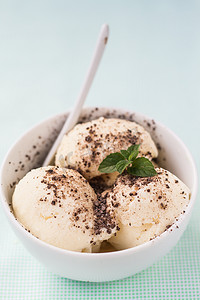 巧克力冰淇淋球摄影照片_香草冰淇淋球与巧克力洒