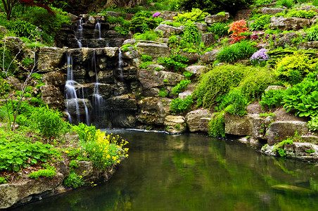 池塘瀑布摄影照片_层叠的瀑布和池塘