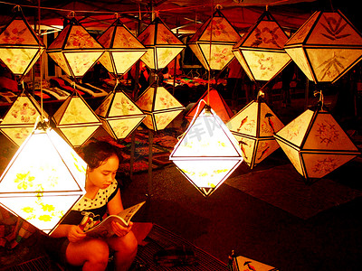女孩在纸灯下看书