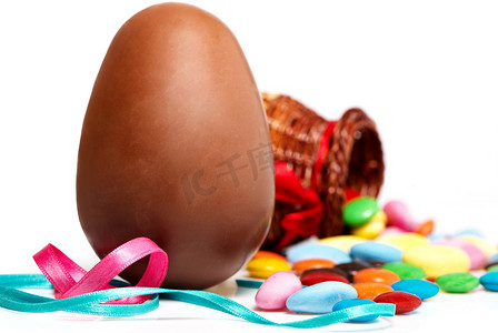 浅色背景中的复活节巧克力蛋和糖果