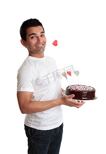 有爱心蛋糕的厚颜无耻的男人