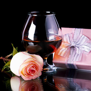 酒礼盒摄影照片_酒杯、玫瑰和礼盒