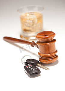 木槌、酒精饮料和车钥匙