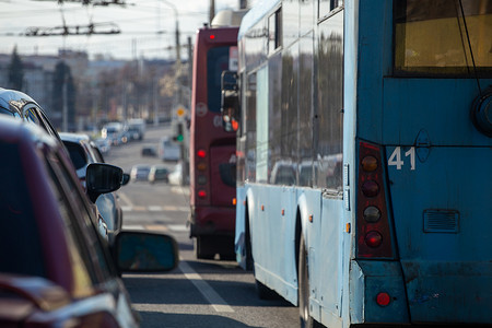俄罗斯秋季城市日光下的交通拥堵 — 从内部选择性聚焦