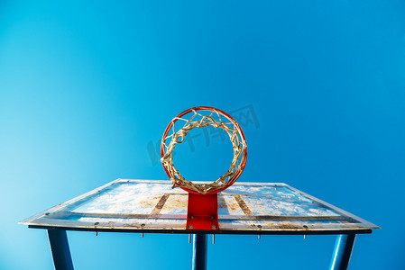游戏娱乐摄影照片_室外球场带篮筐的有机玻璃街头篮球板