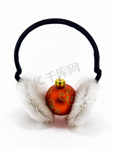 戴着耳机的圣诞红球在白色