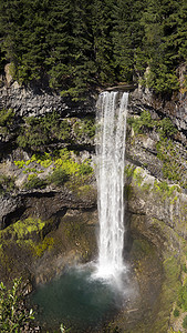 惠斯勒摄影照片_加拿大不列颠哥伦比亚省惠斯勒附近的布兰迪万瀑布。