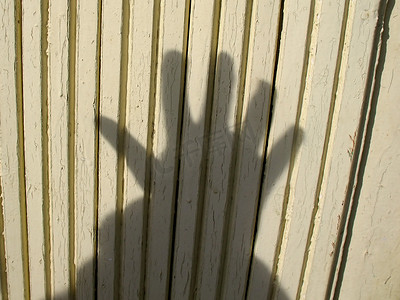 手在木墙上的影子。