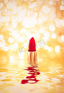 金色背景上的红色唇膏、化妆品和化妆品