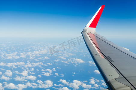 航空机翼摄影照片_天空背景上的飞机机翼