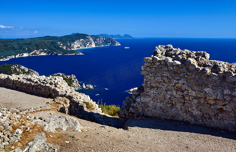 希腊科孚岛海湾上拜占庭城堡的破墙
