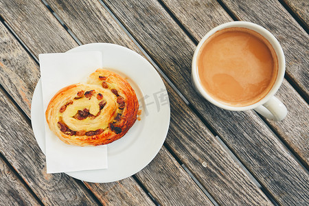 午后咖啡摄影照片_早餐咖啡配甜糕点