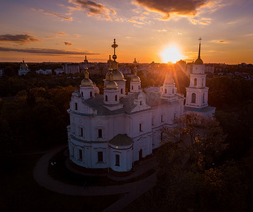 百年好合文字摄影照片_乌克兰秋季阳光明媚的夜晚，从空中俯瞰波尔塔瓦市的建筑