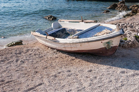 扎金索斯州贴水尼古拉斯港海滩上的船