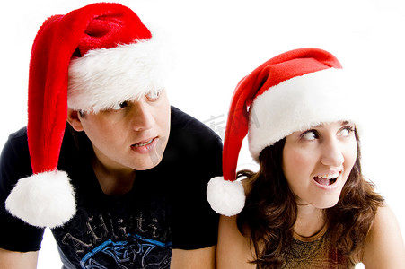 戴着圣诞帽的年轻夫妇的画像