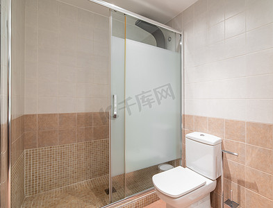 淋浴区通过磨砂耐用玻璃制成的滑动隔断与共用浴室隔开。