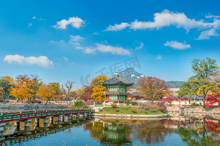 金色百福底纹摄影照片_韩国景福宫的秋天。