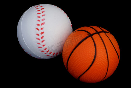 体育体育用品摄影照片_两个运动球。