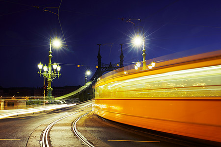 街道夜摄影照片_自由桥上的电车