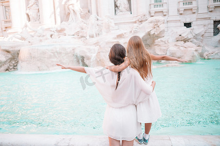 母亲和小女孩在罗马特莱维喷泉。