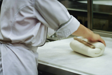 卡通面包切片装饰摄影照片_面包师做面包，女人的手，揉面团，烹饪公司