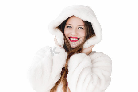 穿着蓬松皮大衣的年轻女性，带兜帽，暖冬布
