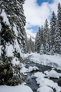 冬天农村摄影照片_冬天风景在晴天在山的背景