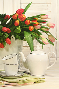 复活节用鲜花茶具