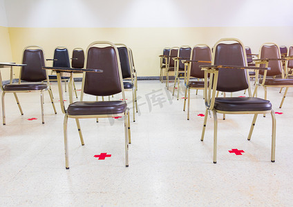 空的教室摄影照片_教室里空荡荡的旧演讲椅，保持社交距离