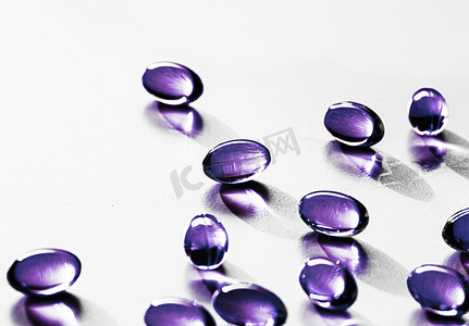 胶囊紫色摄影照片_健康饮食营养的紫色胶囊，制药品牌店，