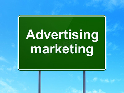 广告营销摄影照片_营销理念： 路标背景上的广告营销