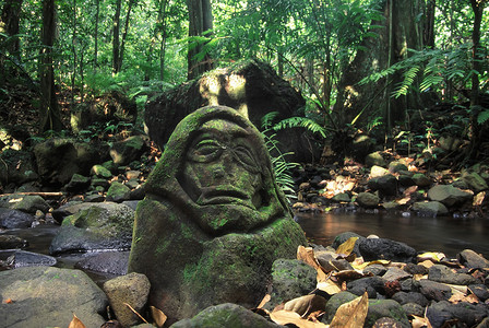 莫雷阿岛上的旧石雕