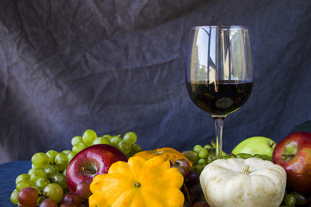 全红酒杯和秋秋收获、南瓜、苹果和葡萄