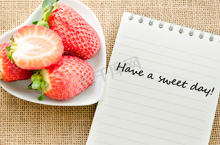 白纸日记用新鲜草莓。