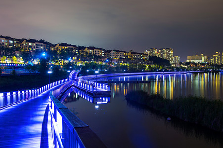 半坡博物馆摄影照片_五颜六色的桥梁和都市风景在晚上在韩国。