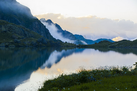 山湖和雾、雾蒙蒙的湖、令人惊叹的风景和斯瓦内蒂高山湖 Okhrotskhali 的景色