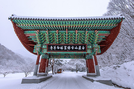 Baekyangsa 寺门和落雪，冬季 Naejangsan 山雪，韩国名山。冬季景观。