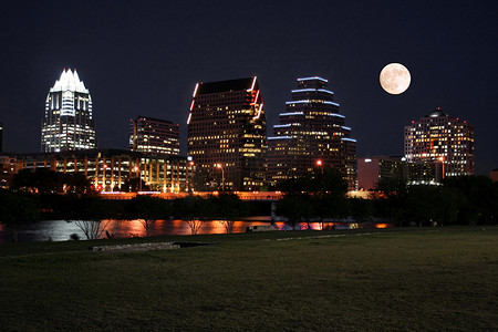 德克萨斯州奥斯汀市中心在与月亮的夜晚